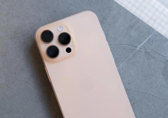 old 6 vs iPhone16 Pro Max：机皇之争爱游戏app网站手机版华为Mate XT vs 三星 Z F(图6)