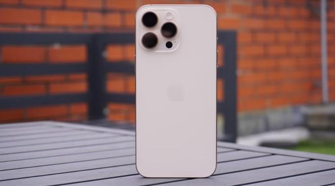 old 6 vs iPhone16 Pro Max：机皇之争爱游戏app网站手机版华为Mate XT vs 三星 Z F(图10)
