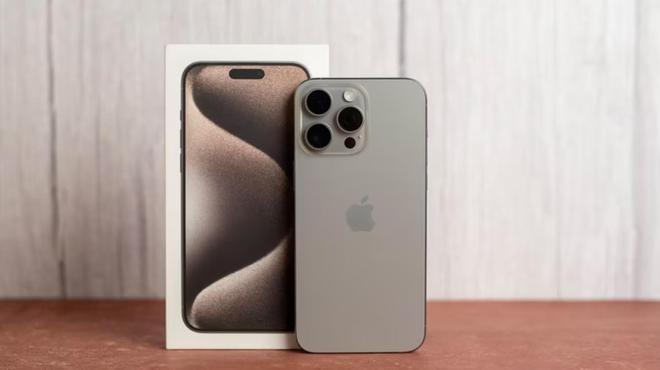 old 6 vs iPhone16 Pro Max：机皇之争爱游戏app网站手机版华为Mate XT vs 三星 Z F(图3)