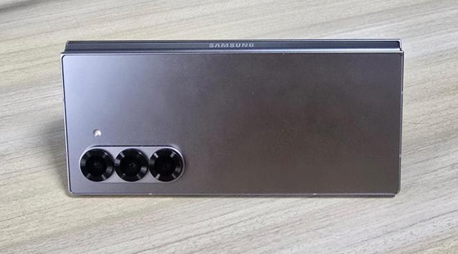 old 6 vs iPhone16 Pro Max：机皇之争爱游戏app网站手机版华为Mate XT vs 三星 Z F(图16)