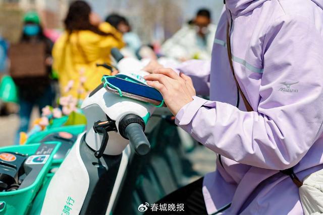 支架”再升级提升昆明用户骑游体验爱游戏app滴滴青桔电单车“手机(图2)